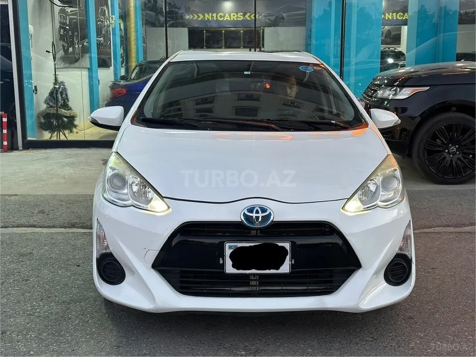 Toyota Aqua — фото 1/4