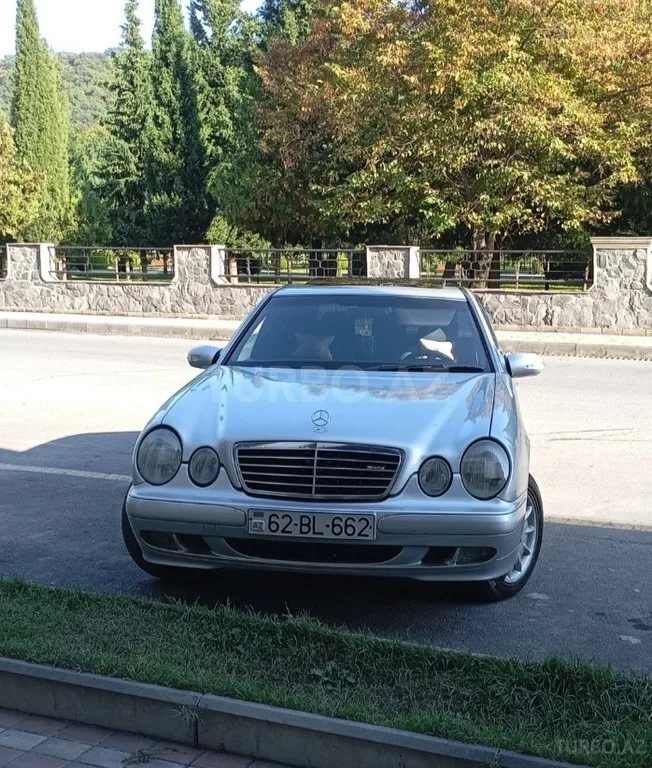 Mercedes E 200 — фото 1/4