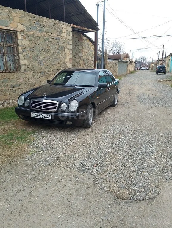 Mercedes E 240 — фото 1/4