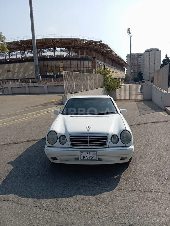 Mercedes E 230 — фото 1/4