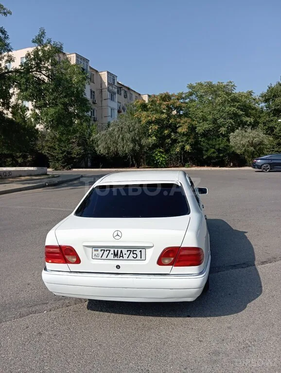 Mercedes E 230 — фото 2/4