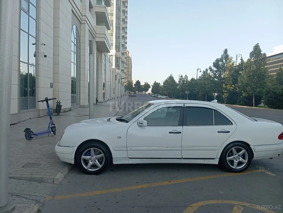 Mercedes E 230 — фото 4/4