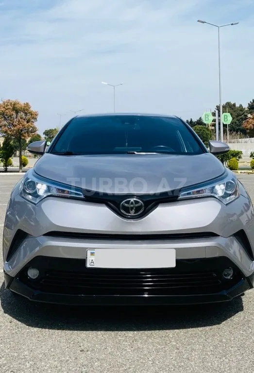Toyota C-HR — фото 1/4