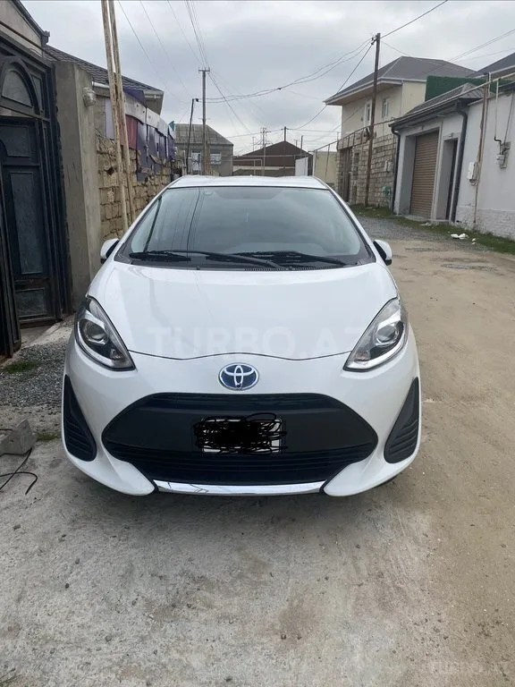 Toyota Aqua — фото 1/4