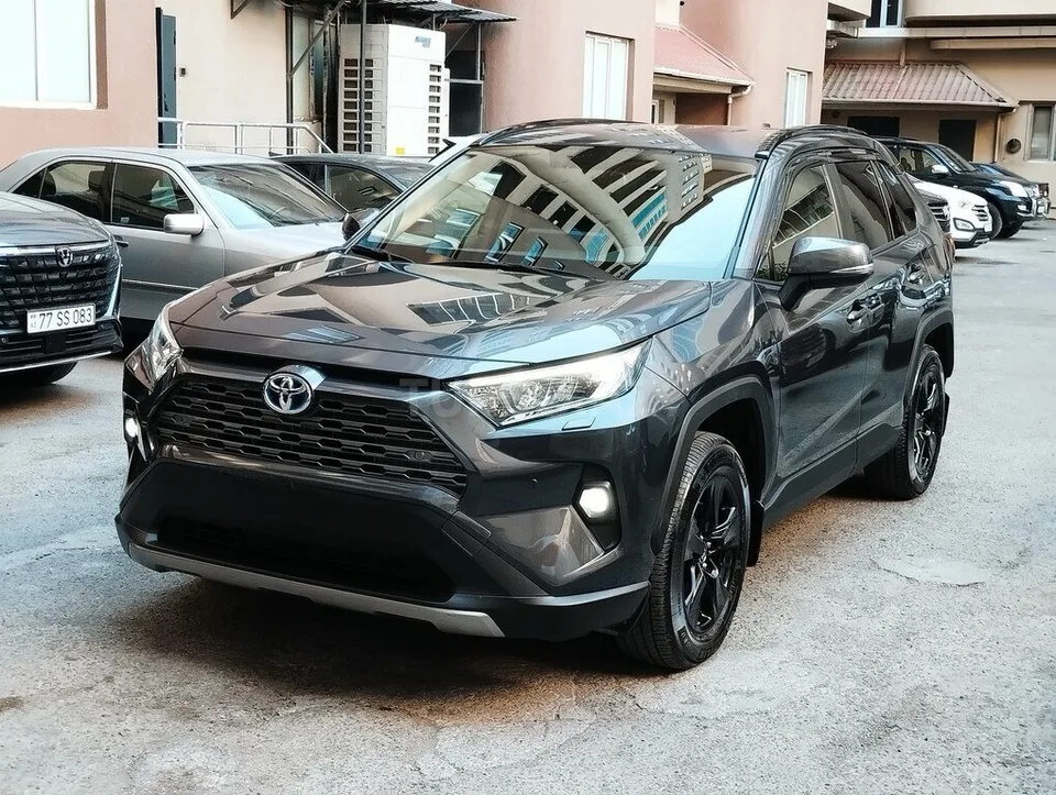 Toyota RAV4 — фото 1/4