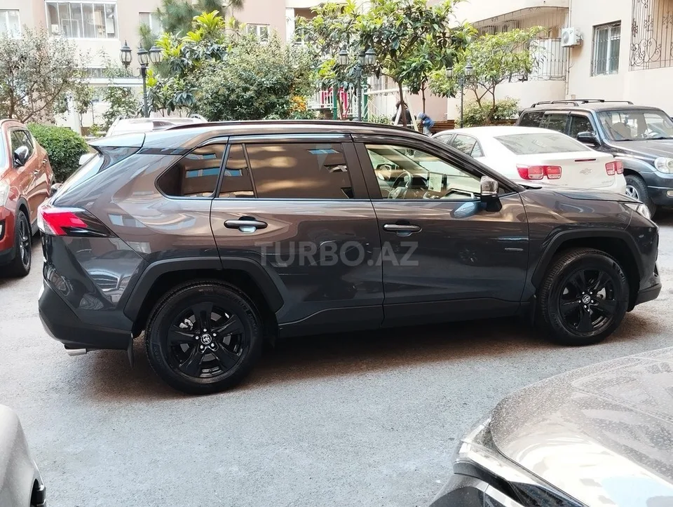 Toyota RAV4 — фото 3/4