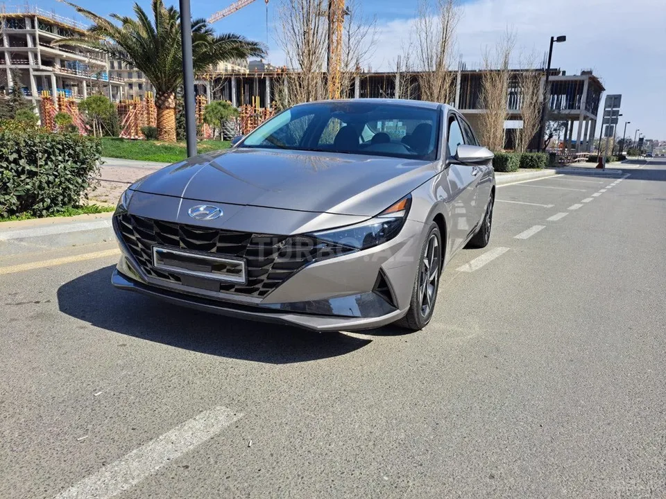 Hyundai Elantra — фото 1/4