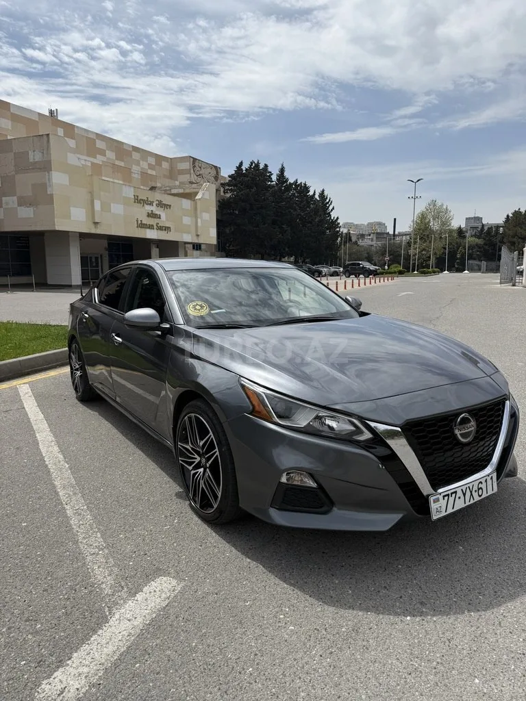 Nissan Altima — foto 1/4