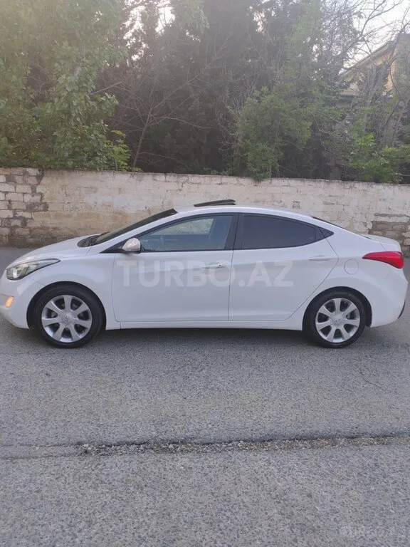 Hyundai Elantra — фото 2/4