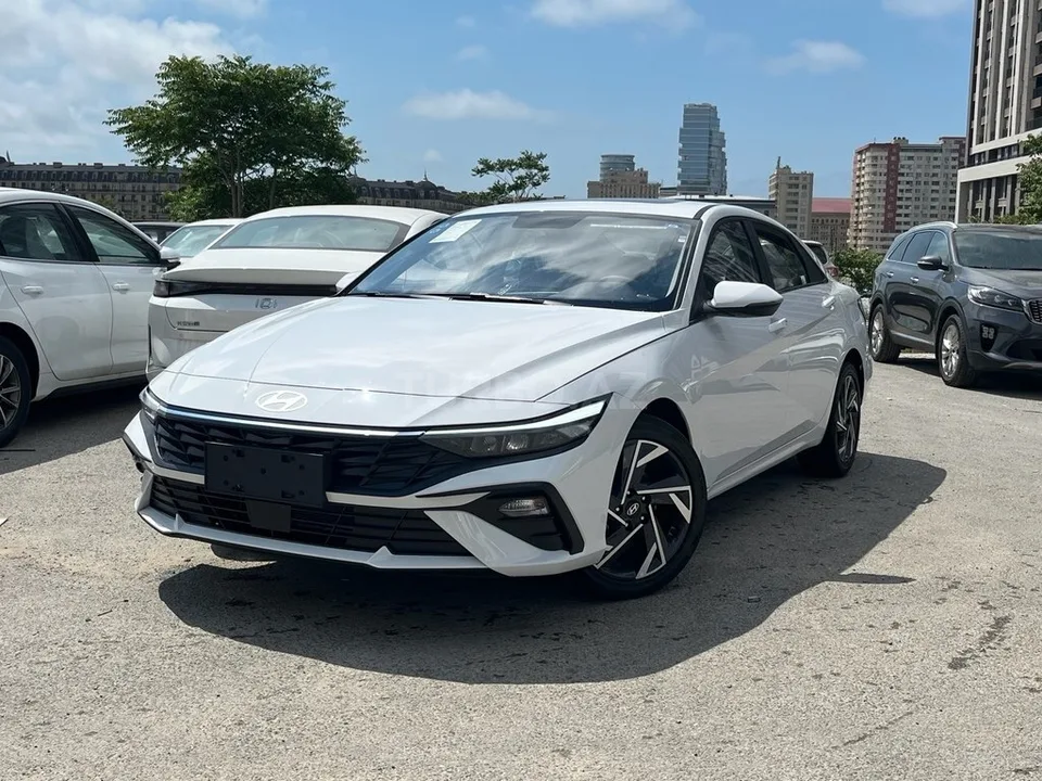 Hyundai Elantra — foto 1/4