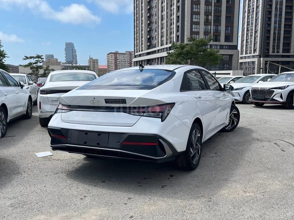 Hyundai Elantra — foto 2/4
