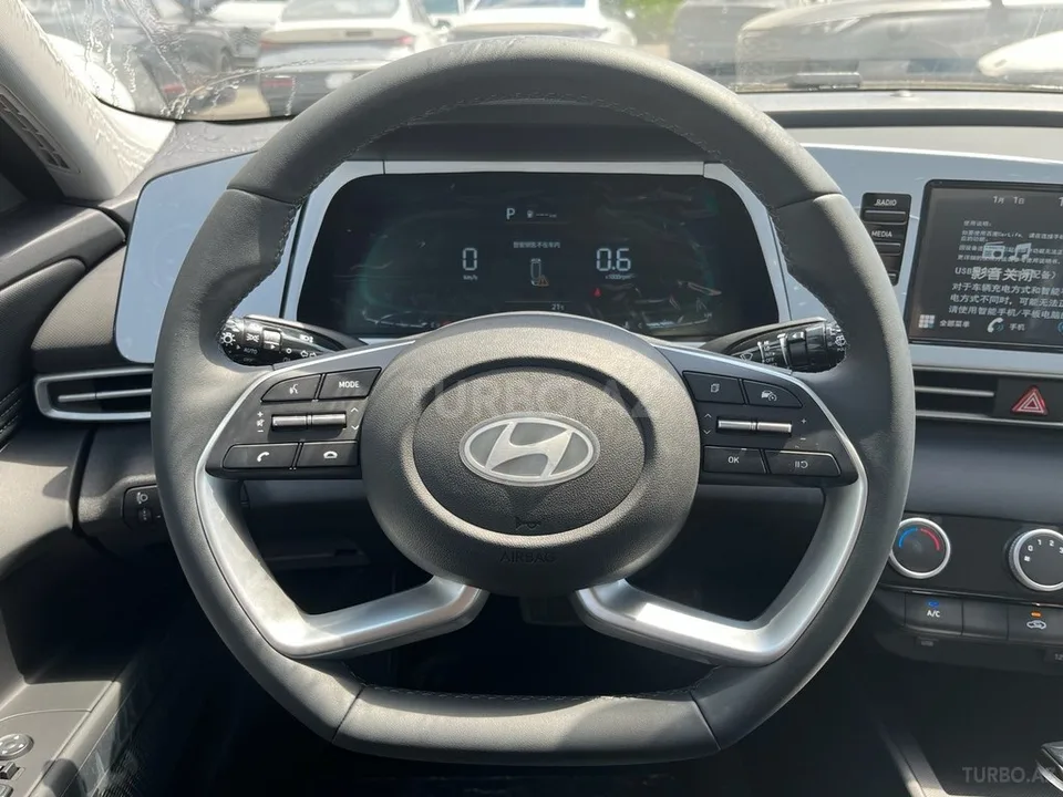 Hyundai Elantra — foto 3/4