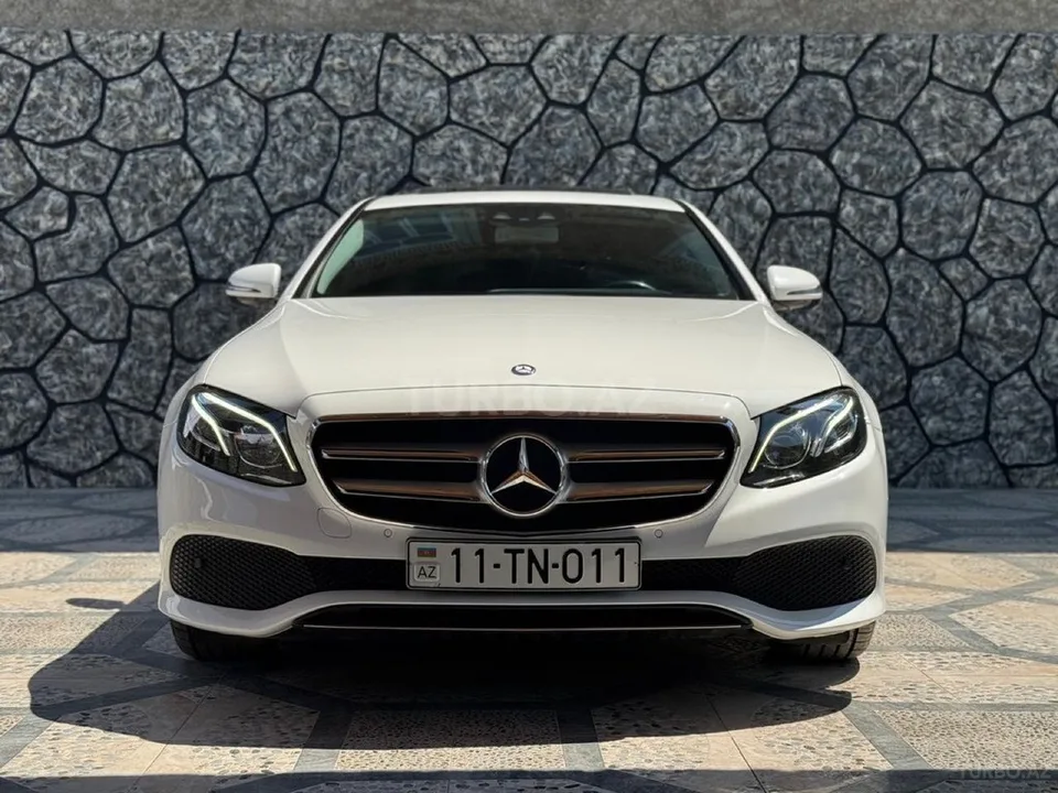 Mercedes E 220 d — фото 1/4