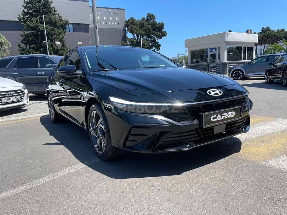 Hyundai Elantra — фото 1/4
