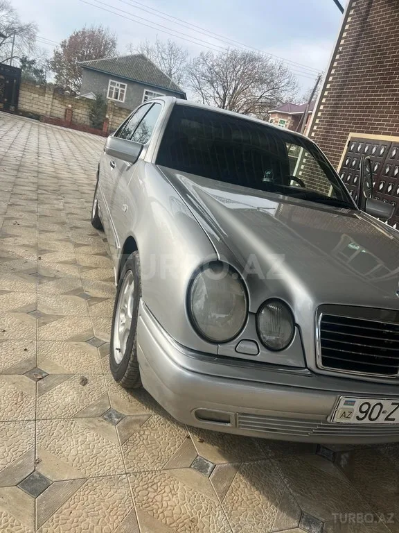 Mercedes E 280 — фото 2/4