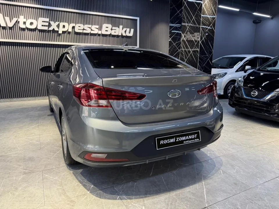 Hyundai Elantra — фото 3/4