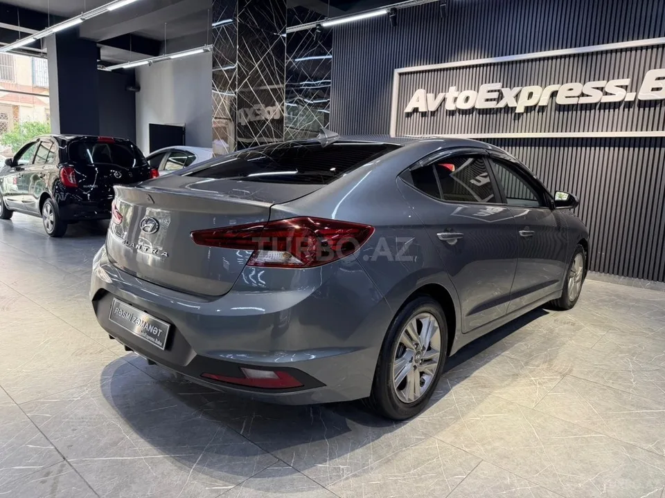 Hyundai Elantra — фото 4/4