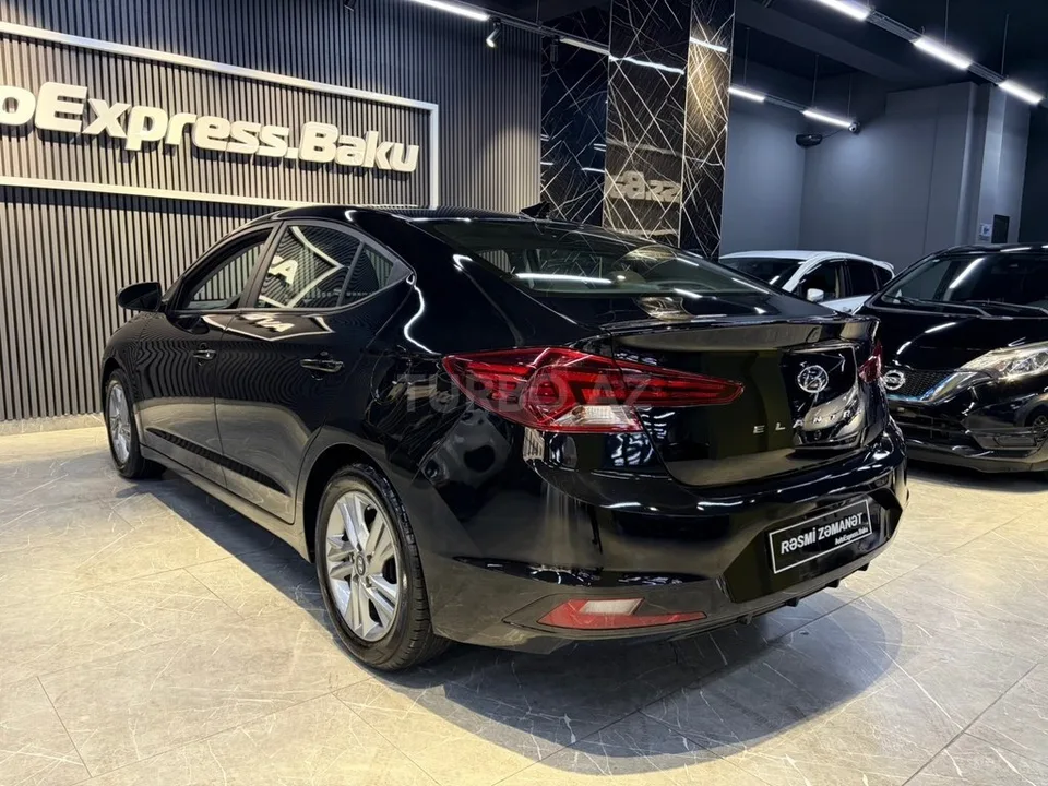 Hyundai Elantra — foto 2/4