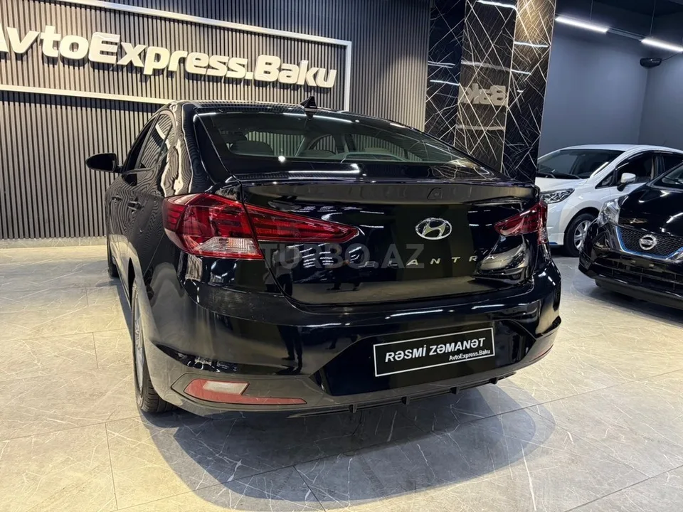 Hyundai Elantra — foto 3/4