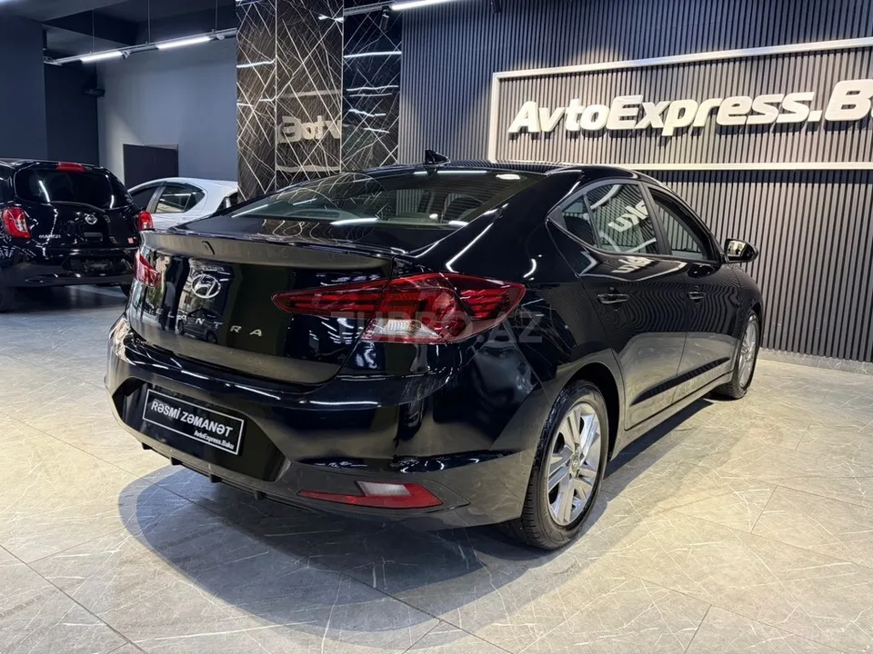 Hyundai Elantra — foto 4/4
