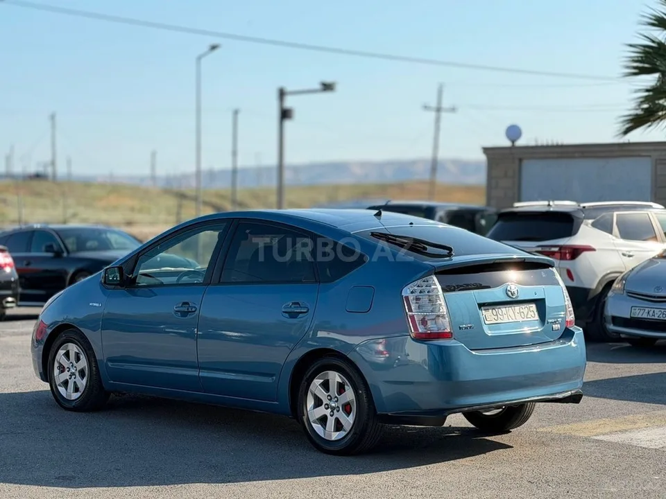Toyota Prius — фото 3/4