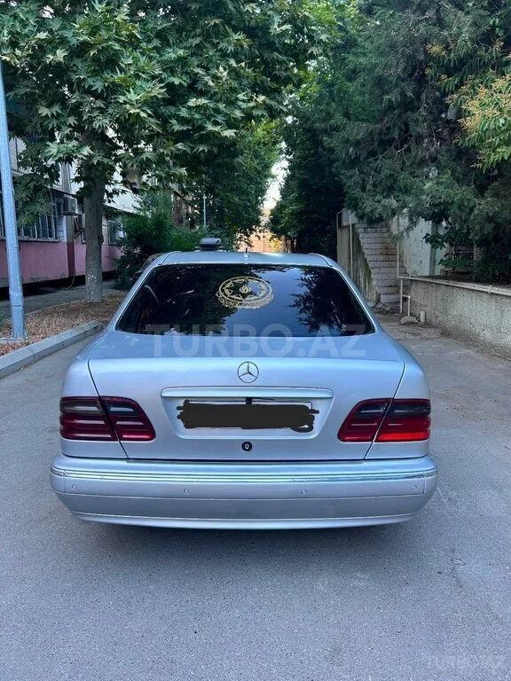 Mercedes E 220 — foto 2/4