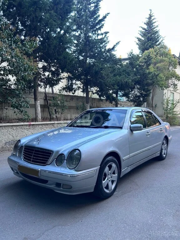 Mercedes E 220 — foto 3/4