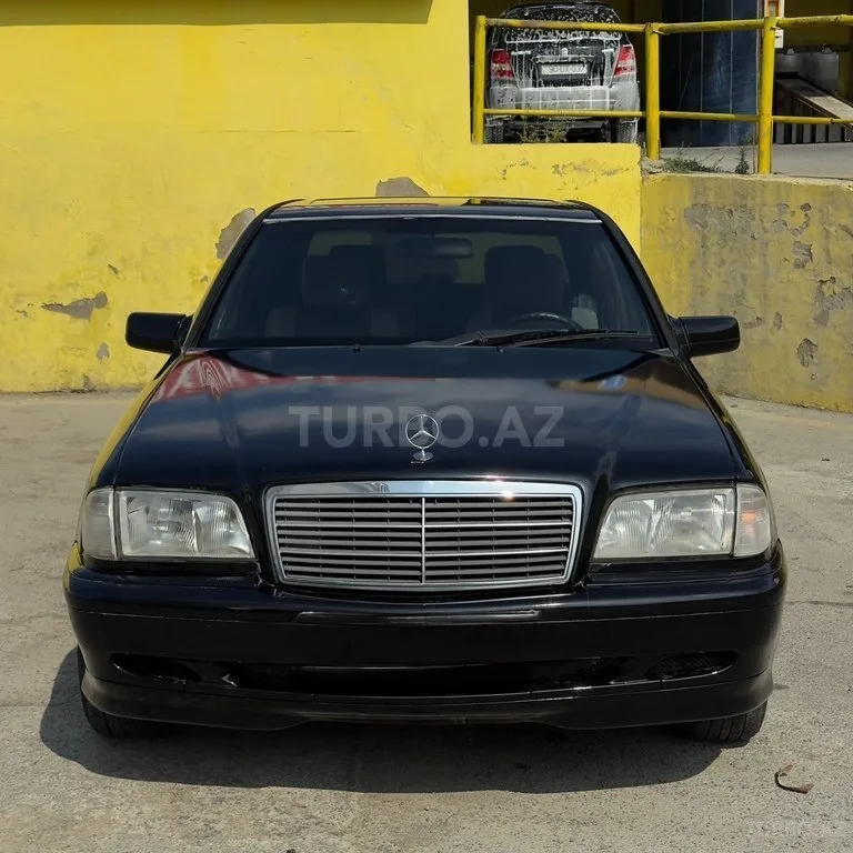 Mercedes C 180 — фото 1/4