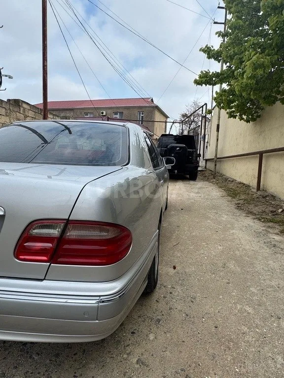 Mercedes E 240 — фото 4/4