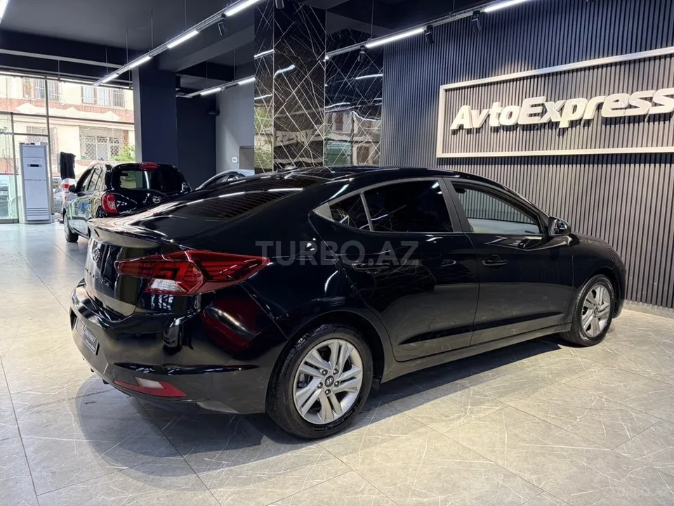 Hyundai Elantra — foto 2/4