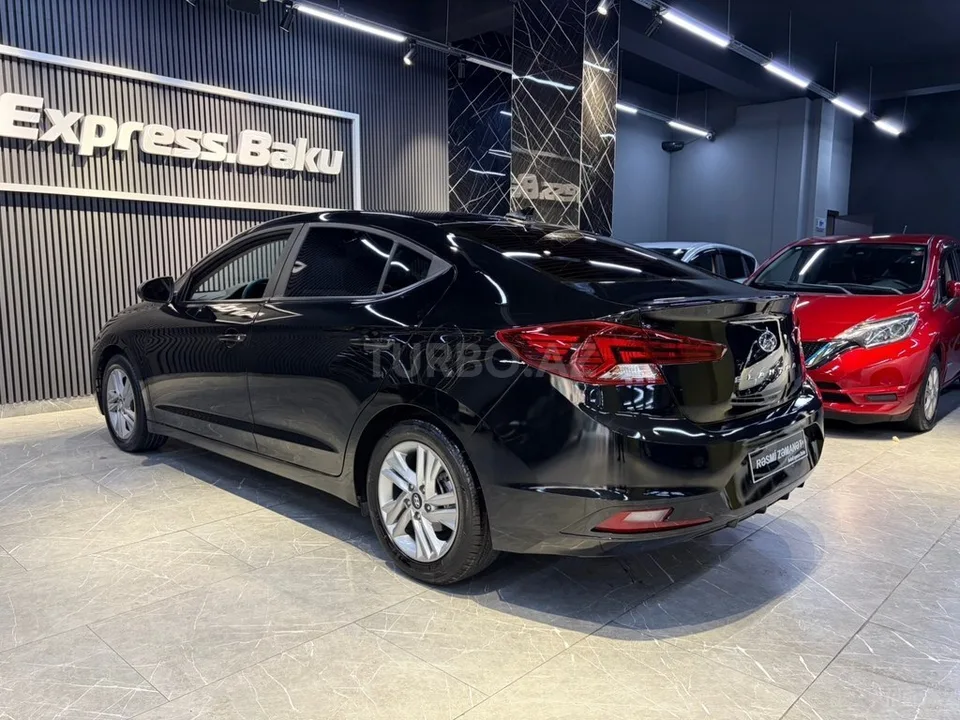 Hyundai Elantra — foto 3/4
