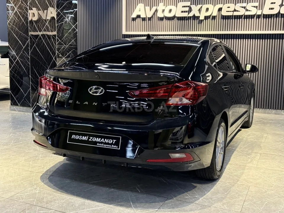 Hyundai Elantra — foto 4/4