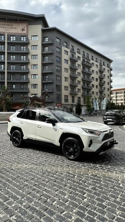 Toyota RAV4 — фото 3/4
