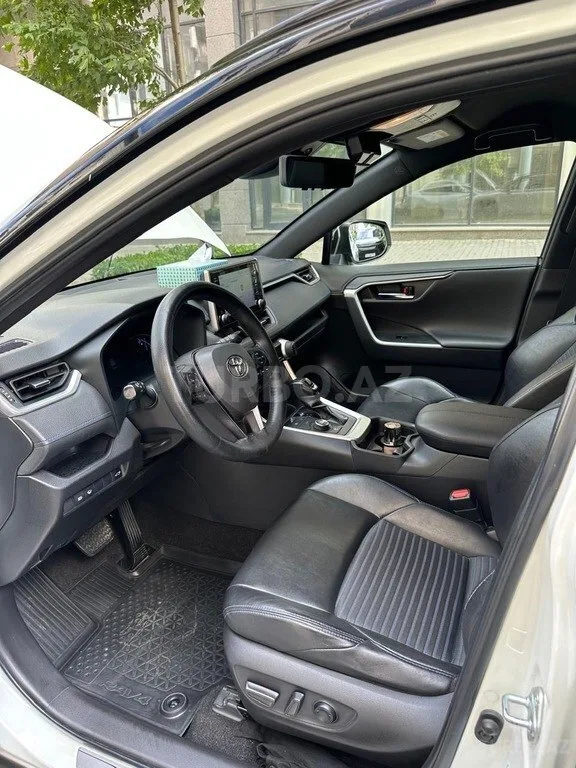 Toyota RAV4 — фото 4/4