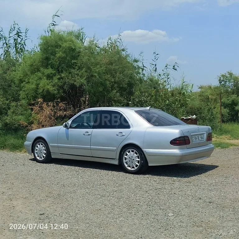 Mercedes E 220 — фото 2/4