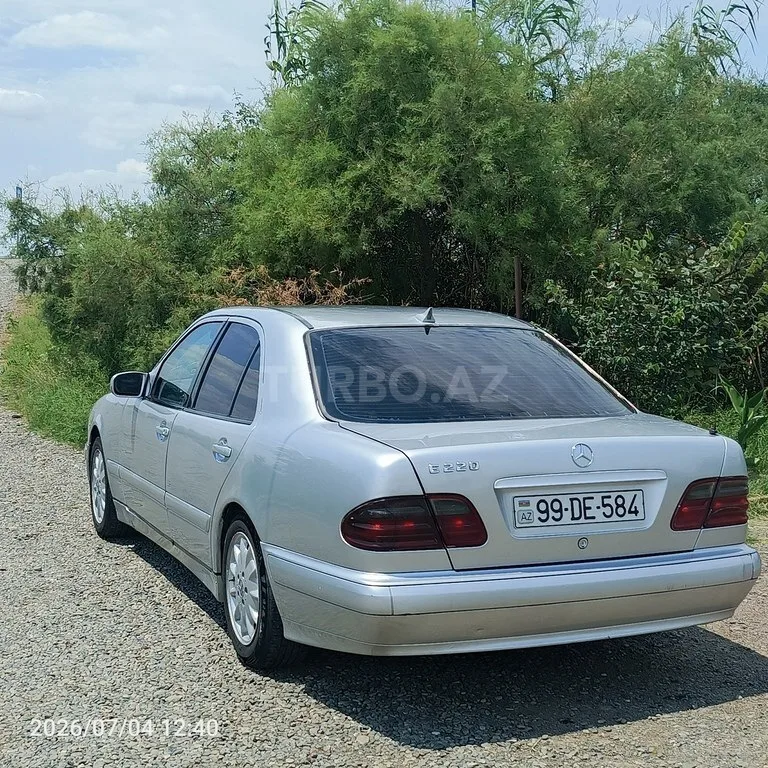 Mercedes E 220 — фото 3/4