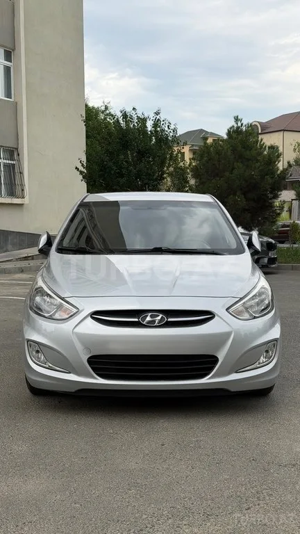 Hyundai Accent — foto 1/4