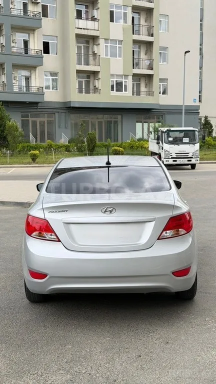 Hyundai Accent — foto 3/4