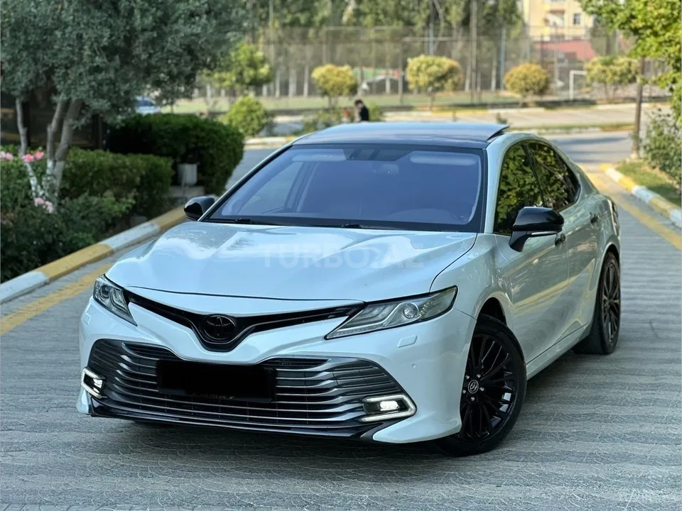 Toyota Camry — фото 1/4