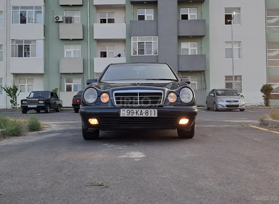 Mercedes E 230 — фото 1/4