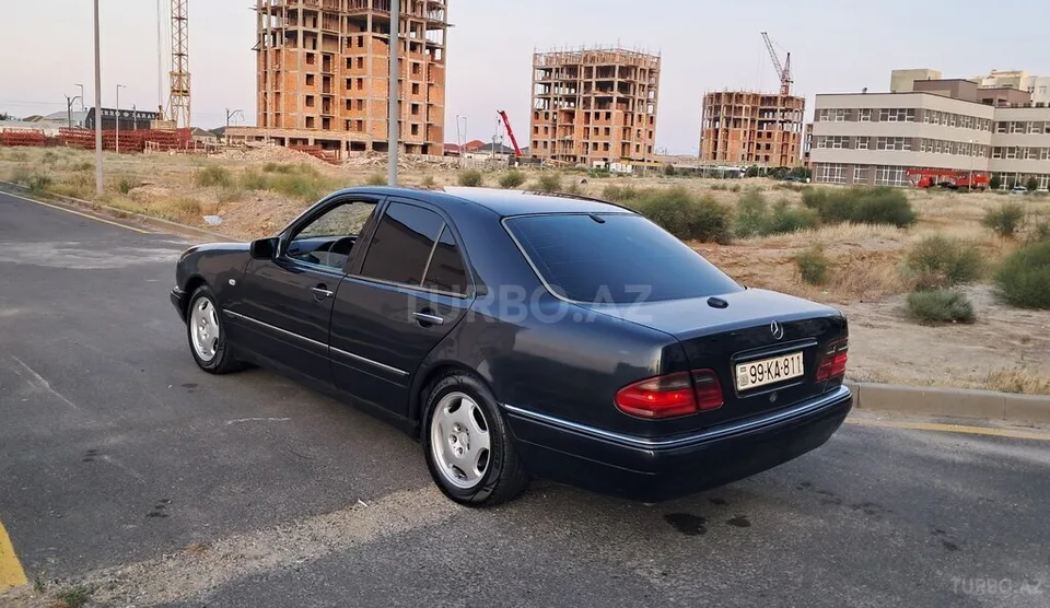 Mercedes E 230 — фото 4/4