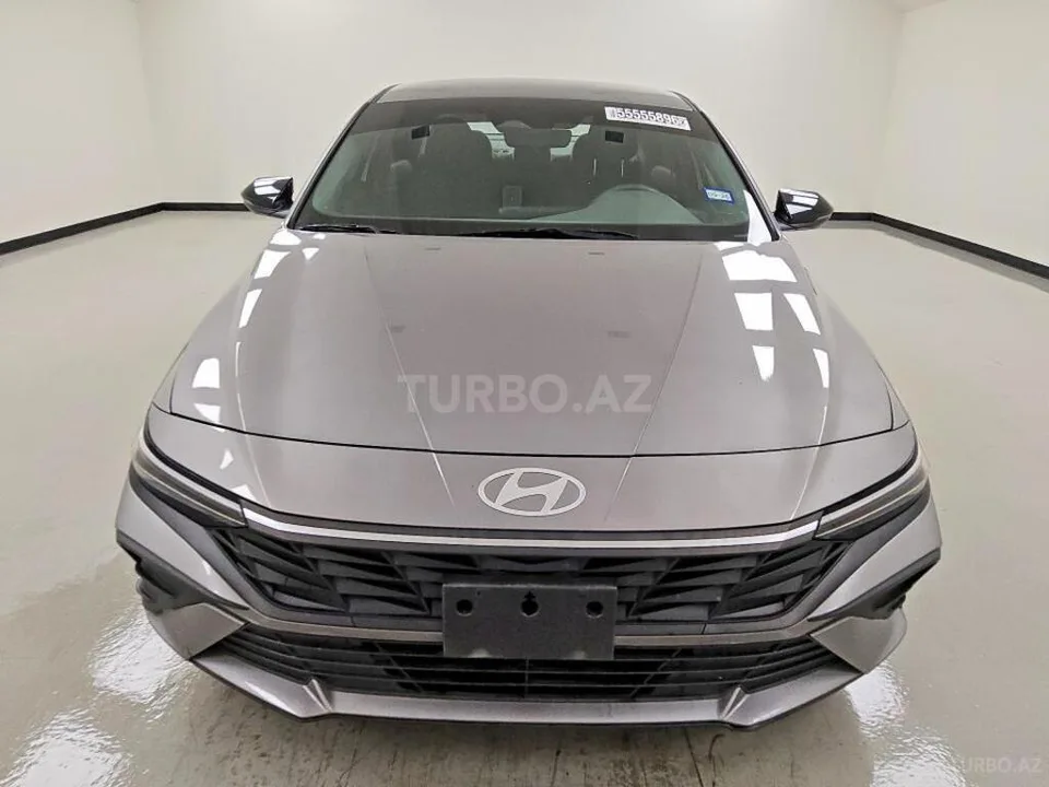 Hyundai Elantra — foto 1/4