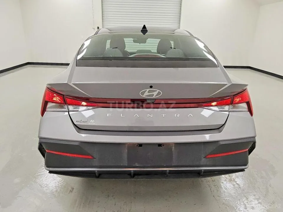 Hyundai Elantra — foto 2/4