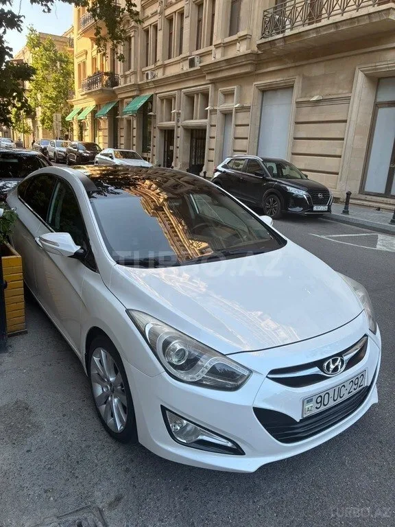 Hyundai i40 — фото 1/4