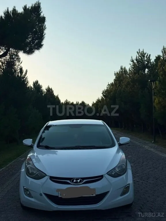 Hyundai Elantra — фото 1/4
