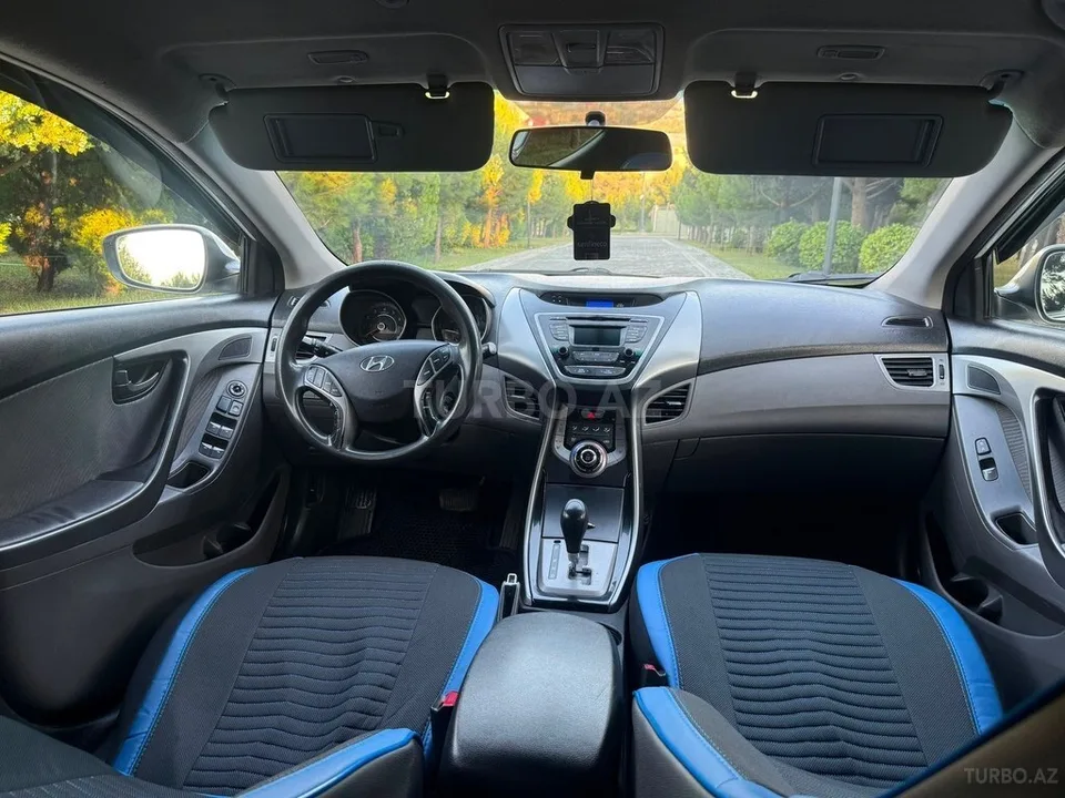 Hyundai Elantra — фото 3/4