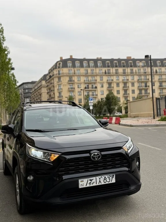 Toyota RAV4 — фото 1/4