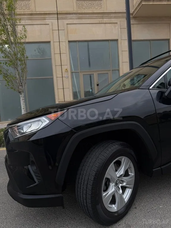 Toyota RAV4 — фото 3/4