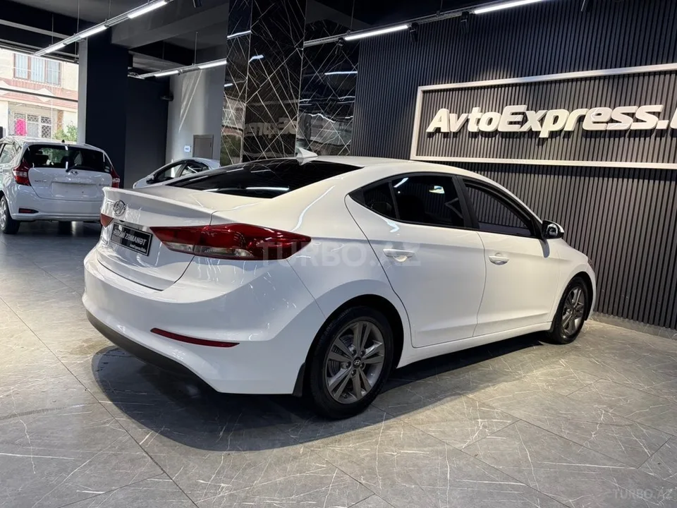 Hyundai Elantra — фото 2/4
