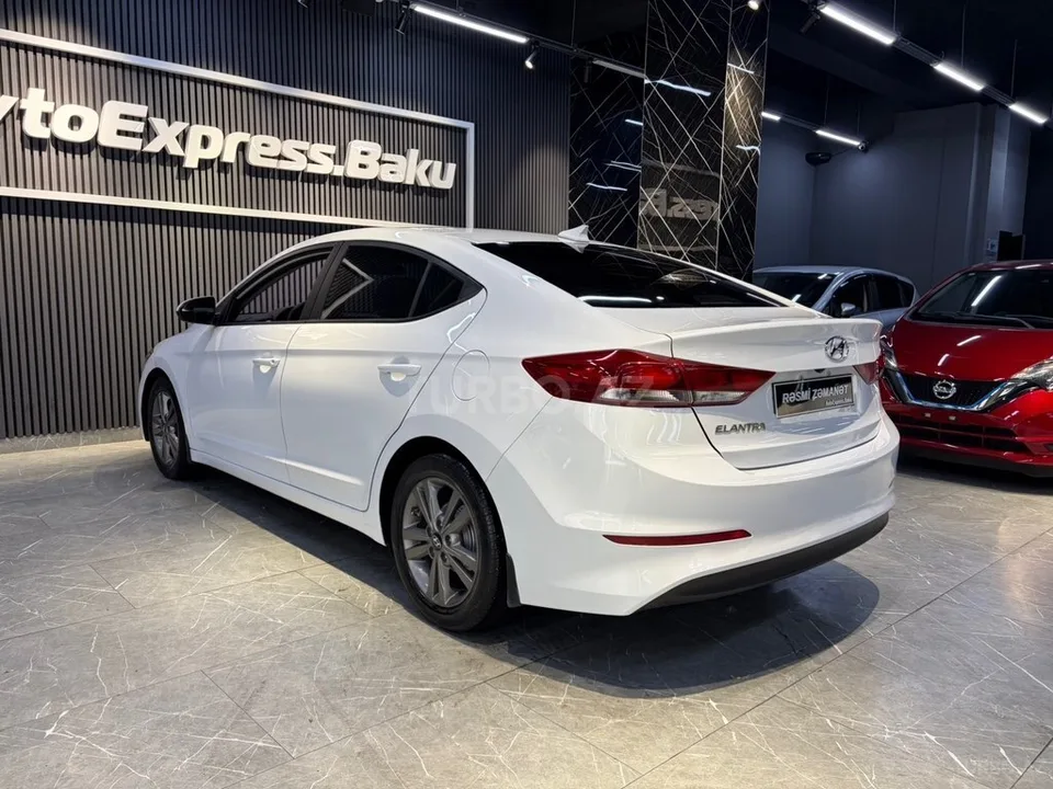 Hyundai Elantra — фото 3/4